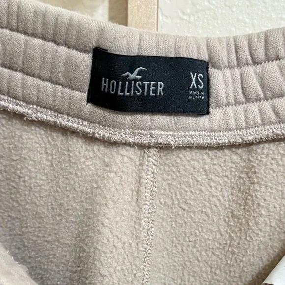 Hollister Men’s Relaxed Fleece Graphic Joggers – Tan - Picture 5 of 6